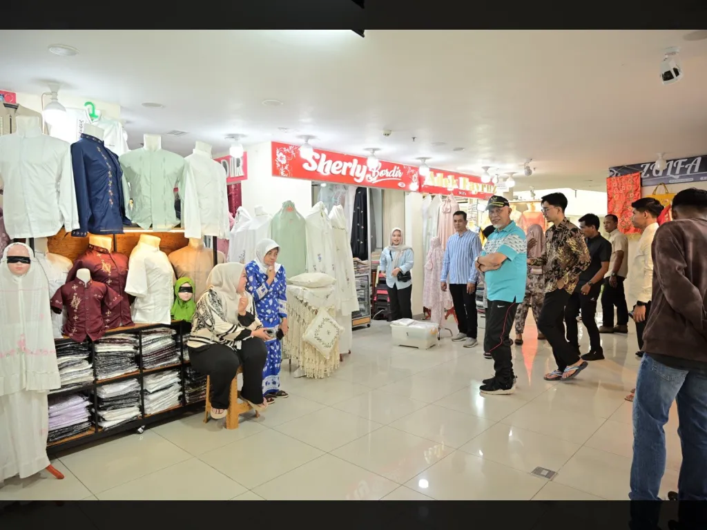 Suasana Pasar Ateh Bukittinggi ditinjau Gubernur Mahyeldi pada hari ketiga lebaran Idul Fitri 1447 H, Senin (23/3/2026)